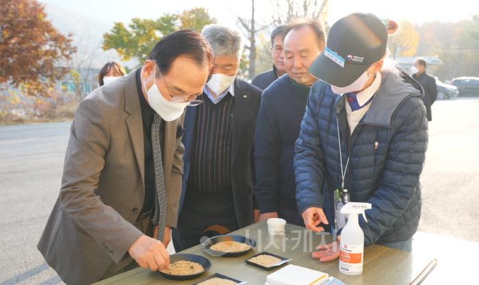 [크기변환]사본 -농업정책과(박상돈 천안시장 공공비축.시장격리곡 출하 농입인 격려).jpg