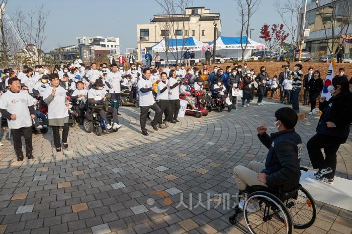 [크기변환]1. 아산 신정호 아트밸리서 ‘장애인 어울림 걷기 여행’ 개최 (3).jpg