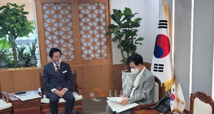 박경귀 시장이 김태흠 지사에 사업 건의하는 장면.jpg