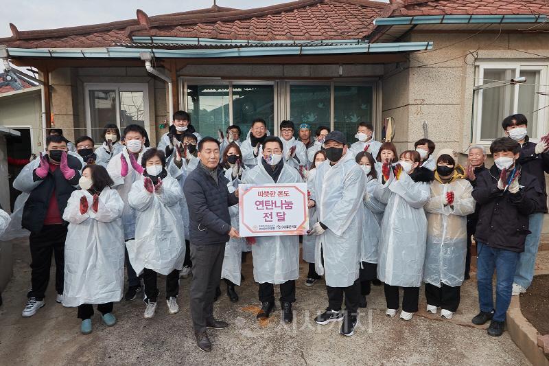 [크기변환]1. 박경귀 아산시장, 연탄 나눔 행사 참여 (2).jpg