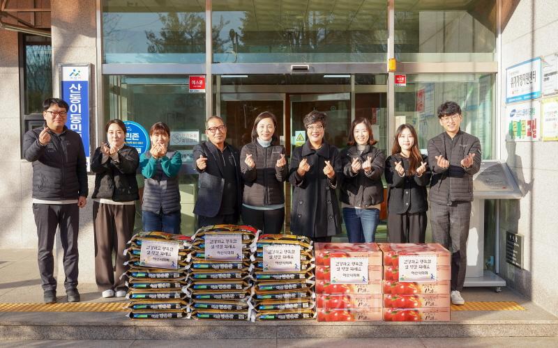 [크기변환]사진1 (2023.01.19.) 아산시의회 보도자료(설 맞이 사회복지시설 위문품 전달)-김희영의장.jpg