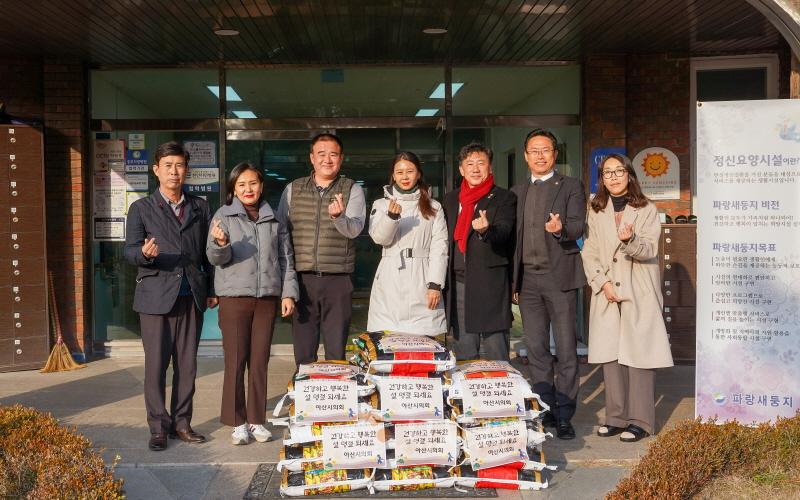 [크기변환]사진4 (2023.01.19.) 아산시의회 보도자료(설 맞이 사회복지시설 위문품 전달)-건설도시위원회.jpg