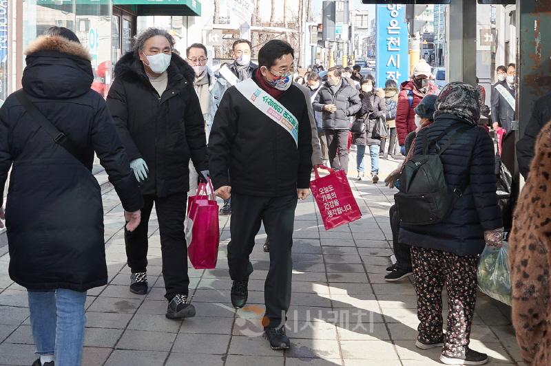 [크기변환]1. 박경귀 아산시장, 설맞이 전통시장 장보기 나서 (3).jpg