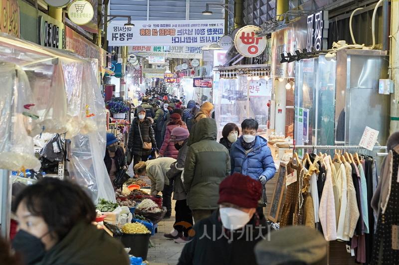 [크기변환]1. 박경귀 아산시장, 설맞이 전통시장 장보기 나서 (5).jpg