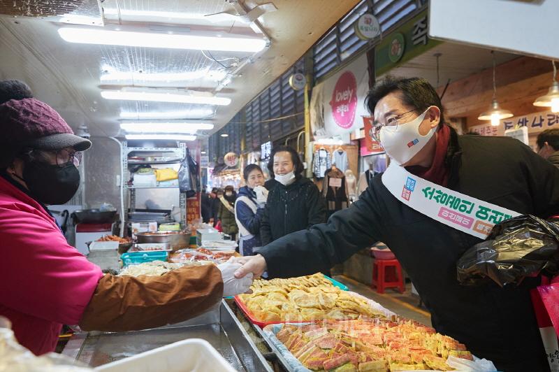 [크기변환]1. 박경귀 아산시장, 설맞이 전통시장 장보기 나서 (1).jpg