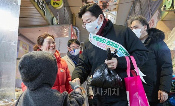 [크기변환]사본 -1. 박경귀 아산시장, 설맞이 전통시장 장보기 나서 (4).jpg