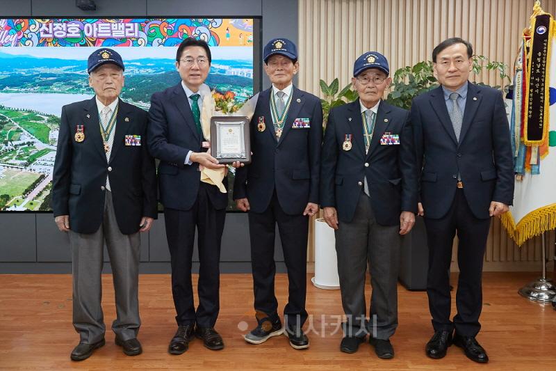 [크기변환]5. 박경귀 아산시장, 6·25참전유공자회로부터 감사패 수상.jpg