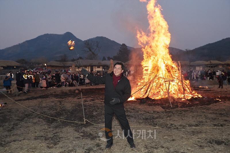 [크기변환]1. 아산시 외암마을 정월대보름 축제 5년 만에 부활.. 달집태우기 ‘장관’ (3).jpg