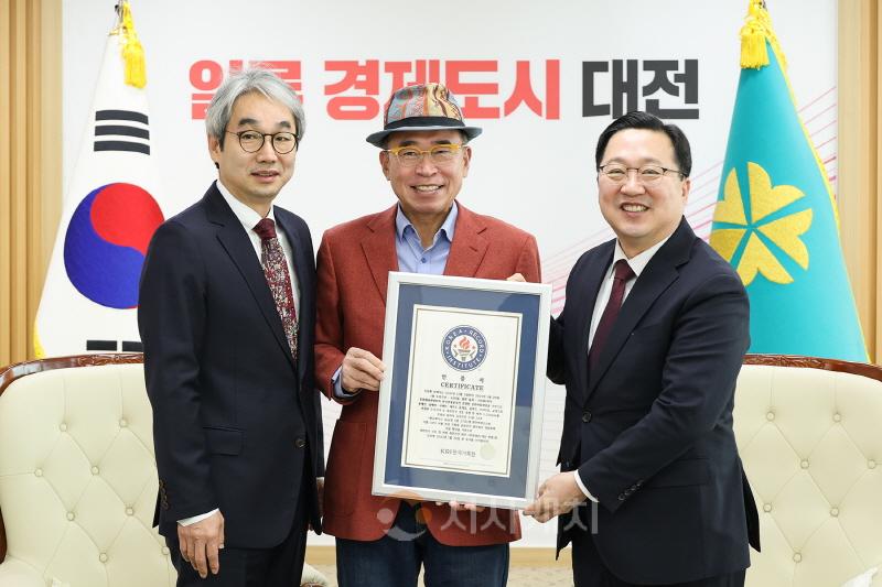 [크기변환]이장우 대전시장, 대한민국 국토 경계 최초 완주 조웅래 회장 축하01.jpg