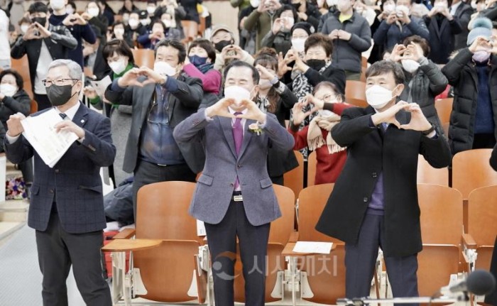 [크기변환]사본 -(사진2) 39회 홍성고등학교부설방송통신고 졸업식(왼쪽 이기세 홍성고 교장. 가운데 김지철 교육감. 오른쪽 주진익 홍성교육장) .jpg