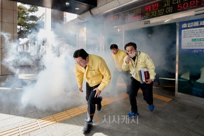 [크기변환]3. 아산시, 시청사 재난 대비 훈련…재난 매뉴얼 및 행동 요령 재점검 (1).jpg