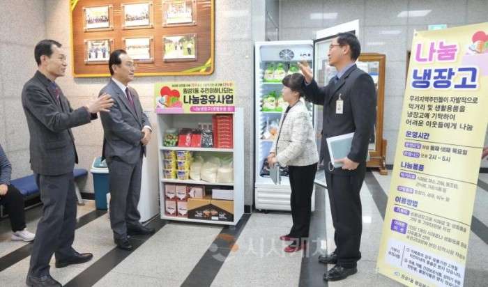 [크기변환]사본 -홍보담당관(박상돈 시장이 나눔냉장고 운영 현황에 대한 설명을 듣고 있다)2.jpg