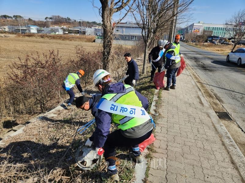 f_봄맞이 환경정비활동1(지역균형발전과).jpeg