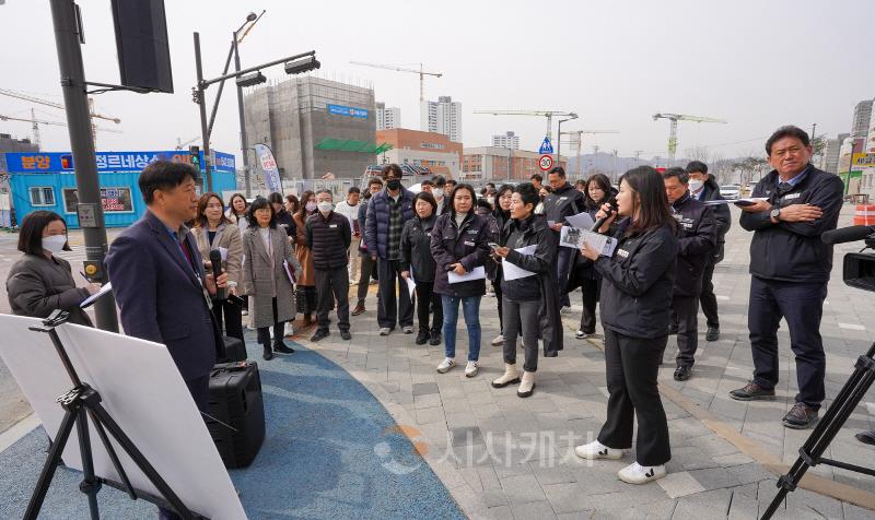 [크기변환]사본 -사진1 현장방문(세교초 통학로).jpg