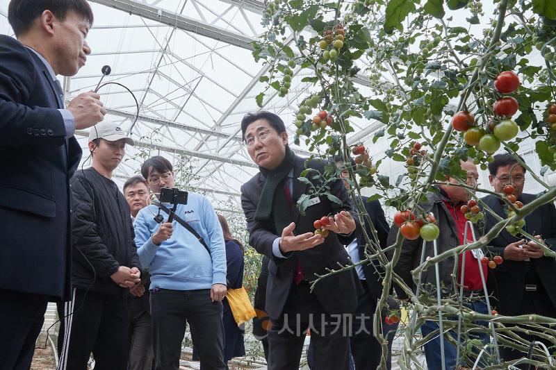 [크기변환]1. 박경귀 시장 "농업 위기의 대안 스마트팜... 청년농업인 의지, 시가 뒷받침할 것” (2).jpg