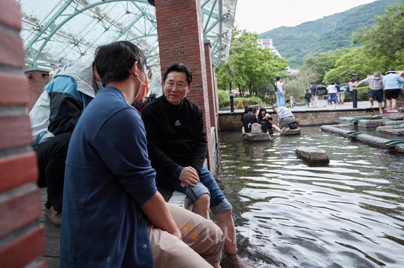 [크기변환]1-1. 박경귀 시장 "온천 족욕 시설과 공공 온천 설치 적극 검토할 것” (1).jpg