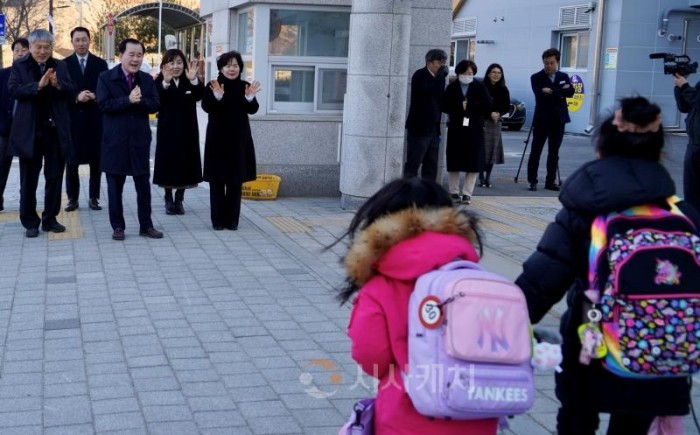 f_(사진1) 김지철 교육감 아산 월랑초 등교 맞이 학교 방문.jpg