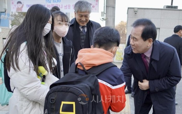 사본 -[크기변환](사진3) 김지철 교육감 아산 월랑초 등교 맞이 학교 방문.jpg