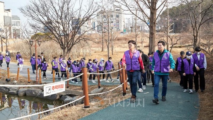 [크기변환]. 아산시, ‘신정호 아트밸리⸱곡교천 아트리버파크 건강 걷기’ 시작 (2).jpg