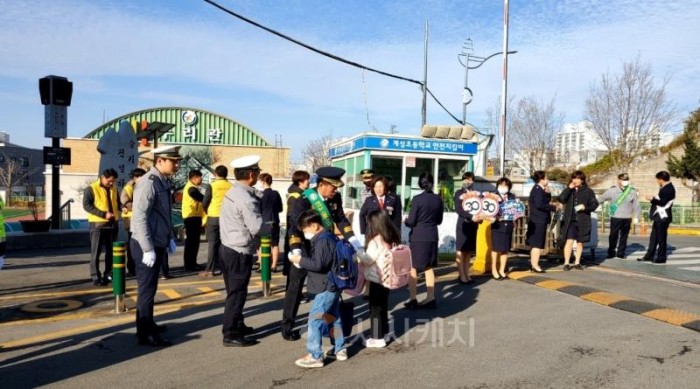 f_(사진1) 도내 초등학교 주변 교통안전 캠페인.jpg