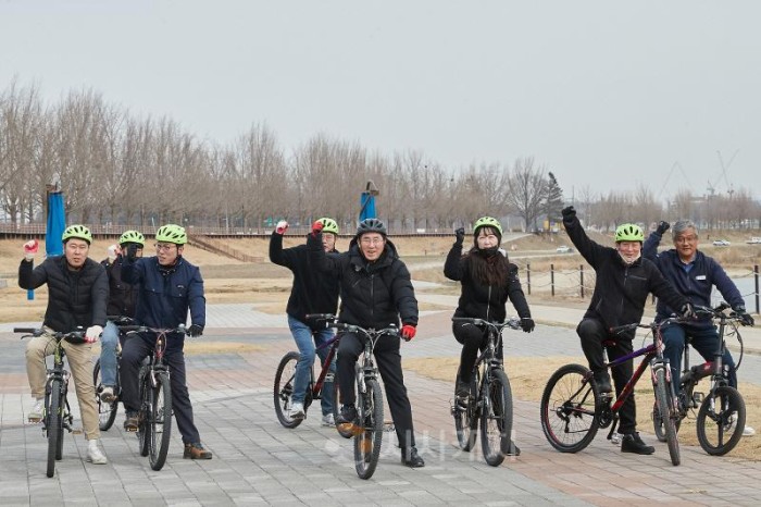 [크기변환]1. 박경귀 시장 &quot;곡교천, 시민 휴식 공간 넘어 관광인프라로 발전시킬 것” (1).jpg