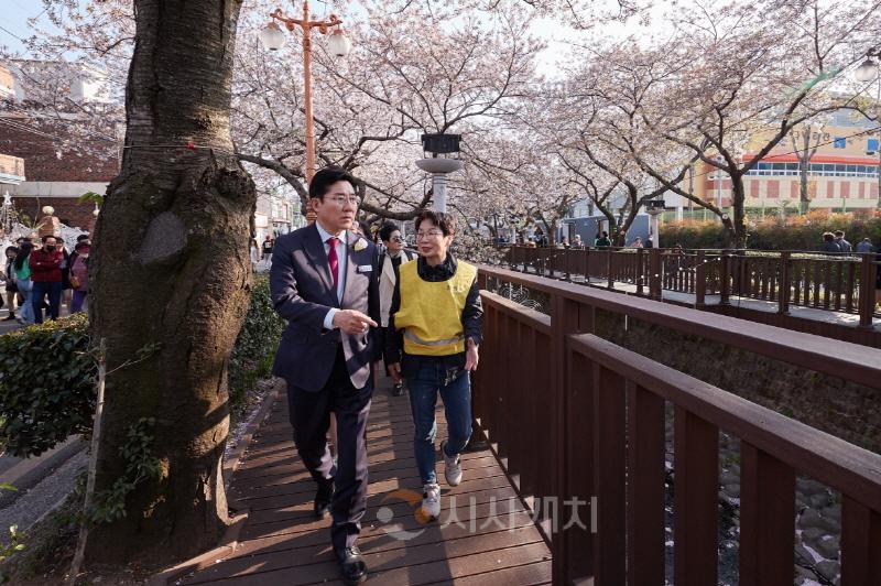 [크기변환]2. 박경귀 아산시장 "진해 군항제를 뛰어넘는 이순신 축제 만들겠다” (4).jpg