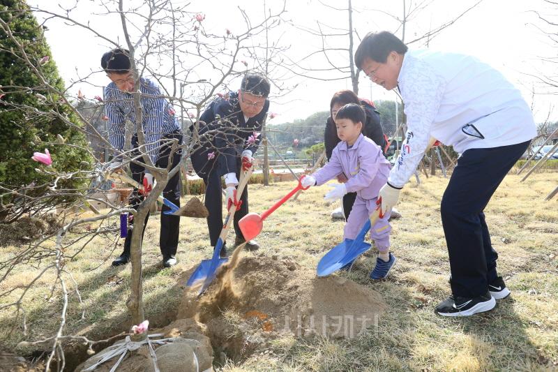 [크기변환]제78회 식목일 나무 심기 행사 가져 1.jpeg