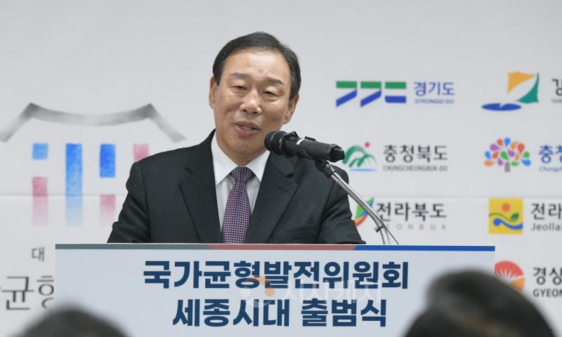 [크기변환]사본 -균형발전위원회현판식_최민호_세종시장(대외협력담당관).jpg