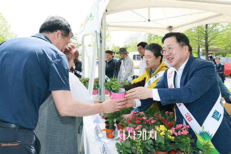 [크기변환]이장우 대전시장, 산림청 주관‘내나무 갖기 캠페인’참여04.jpg