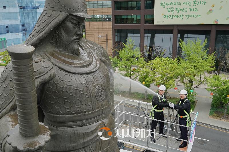 [크기변환]1. 박경귀 아산시장, 오세훈 서울시장과 광화문광장 이순신 장군 동상 친수식 (2).jpg