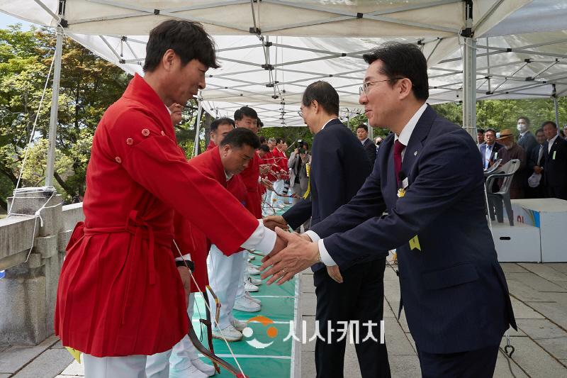 [크기변환]4. (포토) 박경귀 아산시장, 제62회 대통령기 전국 시도 대항 궁도대회 참관 (3).jpg