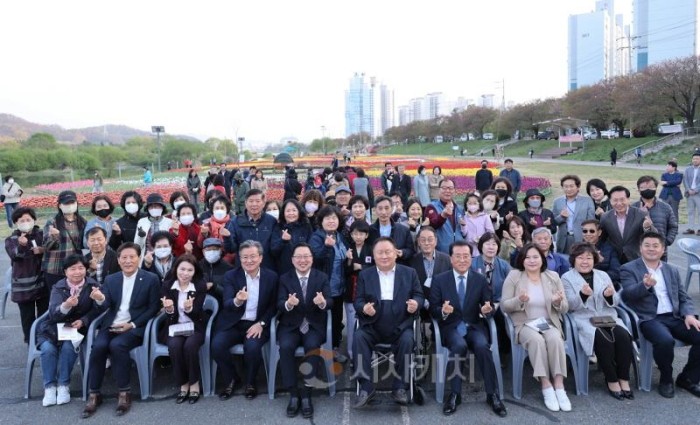 [크기변환]이장우 대전시장, 튤립 꽃단지 조성 현장 찾아…시민들과 대화03.jpg