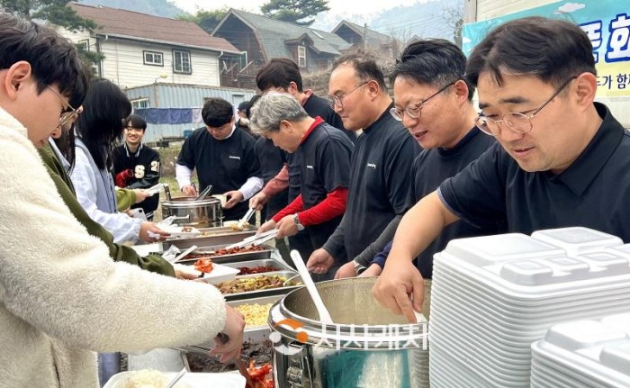 [크기변환]사본 -(사진2) 사랑의 밥차에서 교수들의 배식 장면.jpg