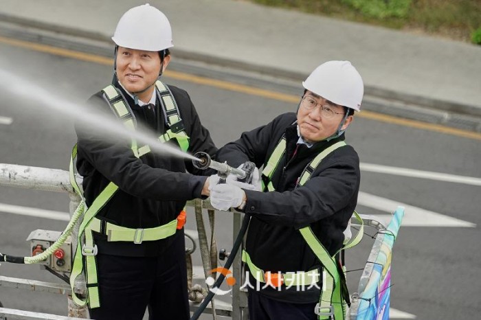 [크기변환]1. 박경귀 아산시장, 오세훈 서울시장과 광화문광장 이순신 장군 동상 친수식 (3).jpg