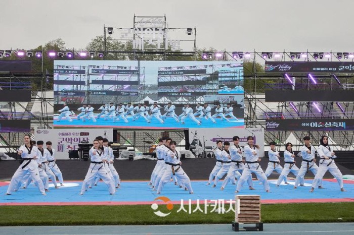 [크기변환]2. 세계태권도연맹 시범단, ‘필사즉생 필생즉사’ 퍼포먼스로 감동 선사 (1).jpg