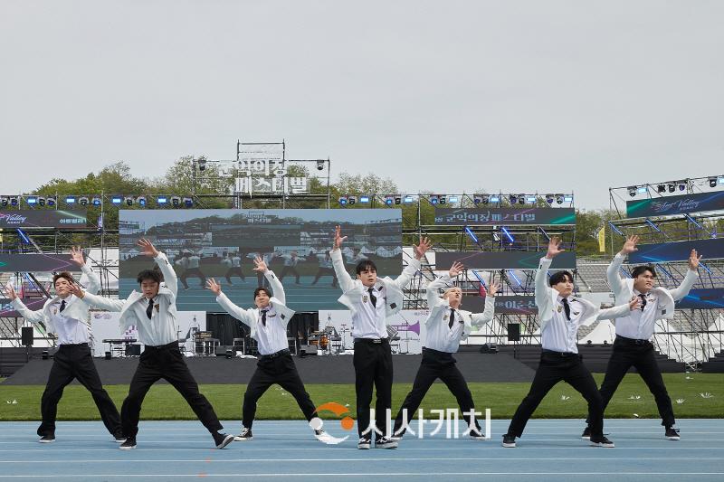 [크기변환]3. 저스트절크 폭발적인 칼군무에 ‘제62회 성웅 이순신 축제’ 관객 열광 (1).jpg