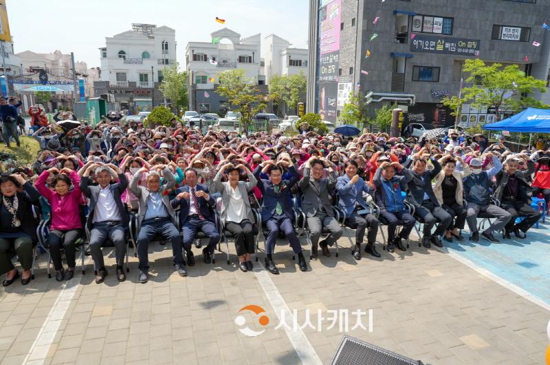 [크기변환]1. 박경귀 아산시장, 탕정 어버이날 기념행사 참석 축하 인사 전해 (1).jpeg