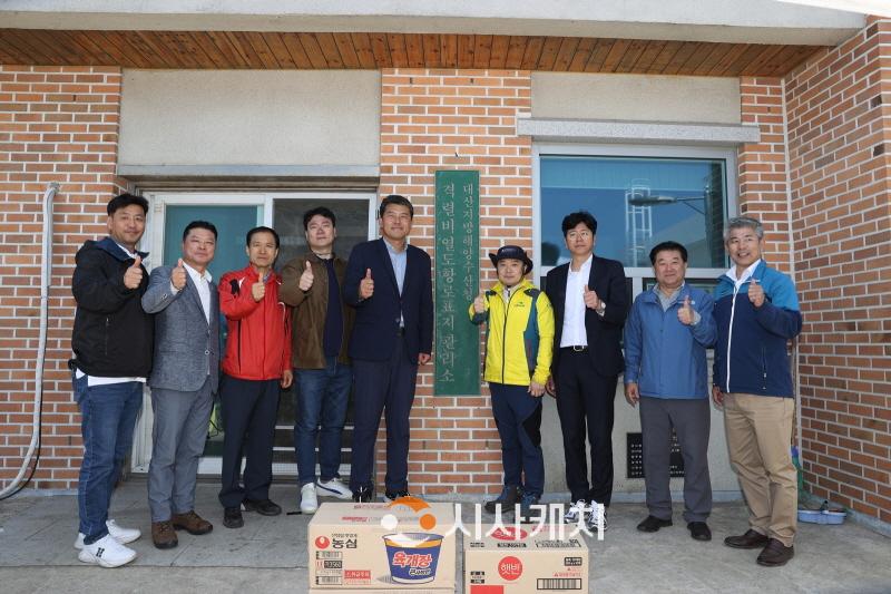 [크기변환]230515_제344회 임시회 건설소방위원회 현장방문(격렬비열도) (충남도의회 건설소방위원회 위원들이 격렬비열도항로표지관리소 직원을 격려하고 기념촬영을 하고있다).JPG