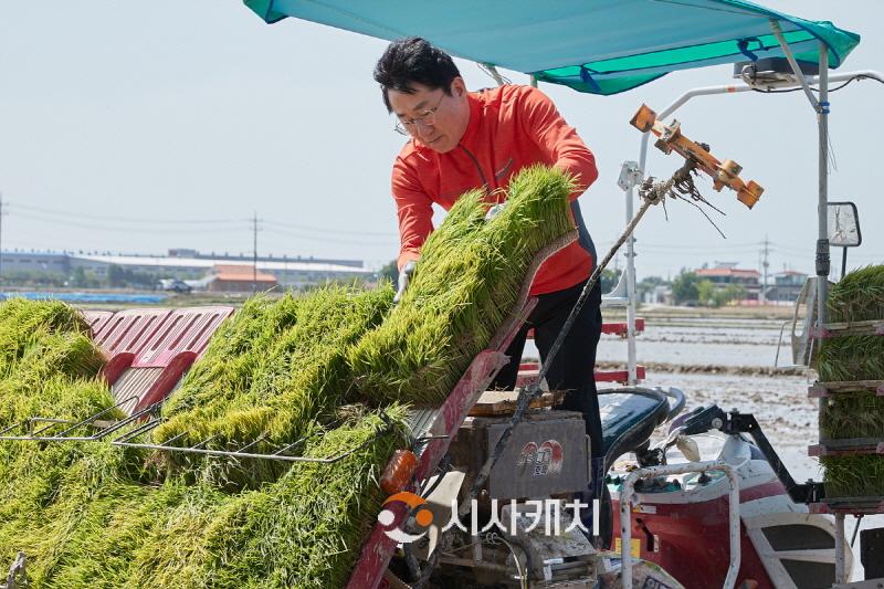 [크기변환]2. 박경귀 아산시장, 친환경 벼 재배단지 방문… 모내기 시연 (4).jpg