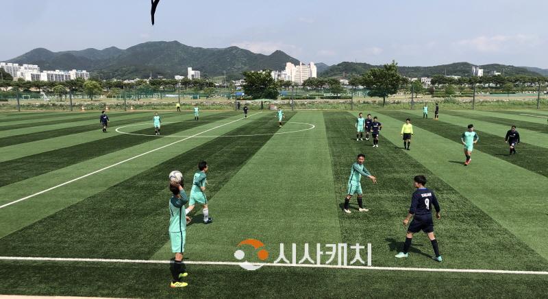 [크기변환](사진1) 20일(토) 열린 교육감기 교직원 축구대회 경기 장면.jpg