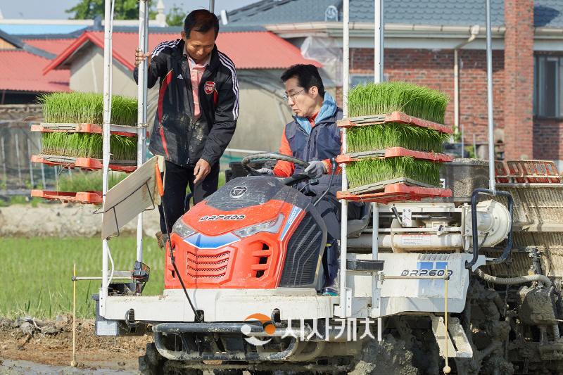 [크기변환]1.아산맑은쌀 브랜드 원료곡 신품종 해맑은벼 이앙행사.jpg