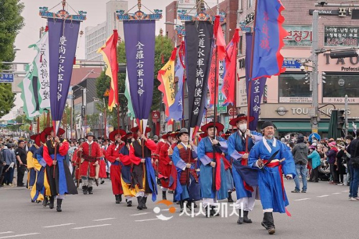 [크기변환]2023.04.28_아트밸리 아산 제62회 성웅 이순신축제(1일차-거리퍼레이드).jpg