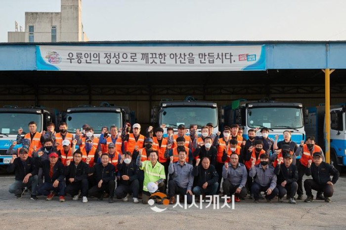 [크기변환]1. 박경귀 시장, 쓰레기 수거 현장 체험 &quot;아산을 깨끗한 도시로 만들 것” (3).jpg