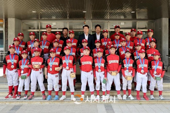 [크기변환]2023.05.16 대전신흥초등학교 야구부 선수 격려 (7).JPG