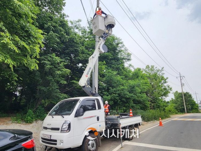 [크기변환]3. 보안등 설치공사 장면.jpg