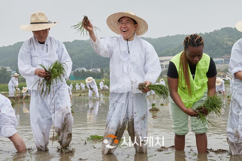 [크기변환]1. 박경귀 아산시장 "‘에코 농 페스티벌’, 전통 농법 보존·계승하는 축제로 키울 것” (1).jpg