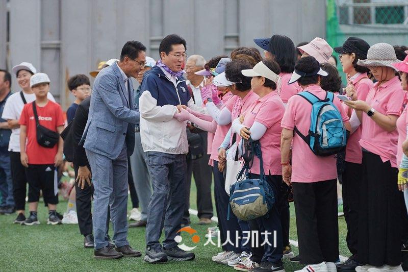 1. 박경귀 아산시장, 둔포사랑 가족 걷기대회 참석..."꿈과 희망이 넘치는 건강한 도시 만드는데 일조” 당부 (2).jpg