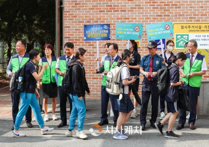 [크기변환]‘등굣길 마약 예방 캠페인’실시(체육예술건강과) 사진2.jpg