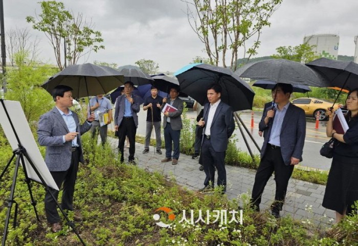 [크기변환]사본 -3. 조일교 아산시 부시장, 아산시지식산업센터와 e스포츠 경기장 방문.jpg