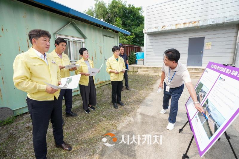 [크기변환]사진3) (2023.07.20.) 아산시의회 의원들이 실옥동 임시선별장 수해현장을 방문했다..jpg